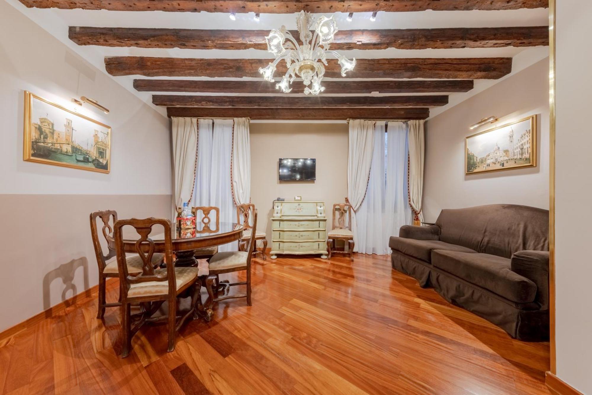 Deluxe Apartment